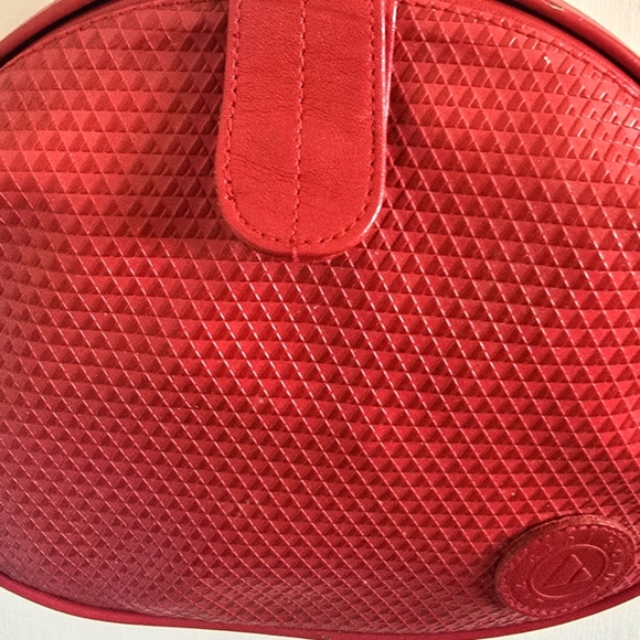 VINTAGE! Liz Claiborne Red Textured Shoulder Bag!Rare Find!  Pull Open/Close - Picture 1 of 7